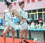 judi poker terkenal Shi Zhijian dan kakak perempuannya Shi Yufeng turun dari gerobak sapi